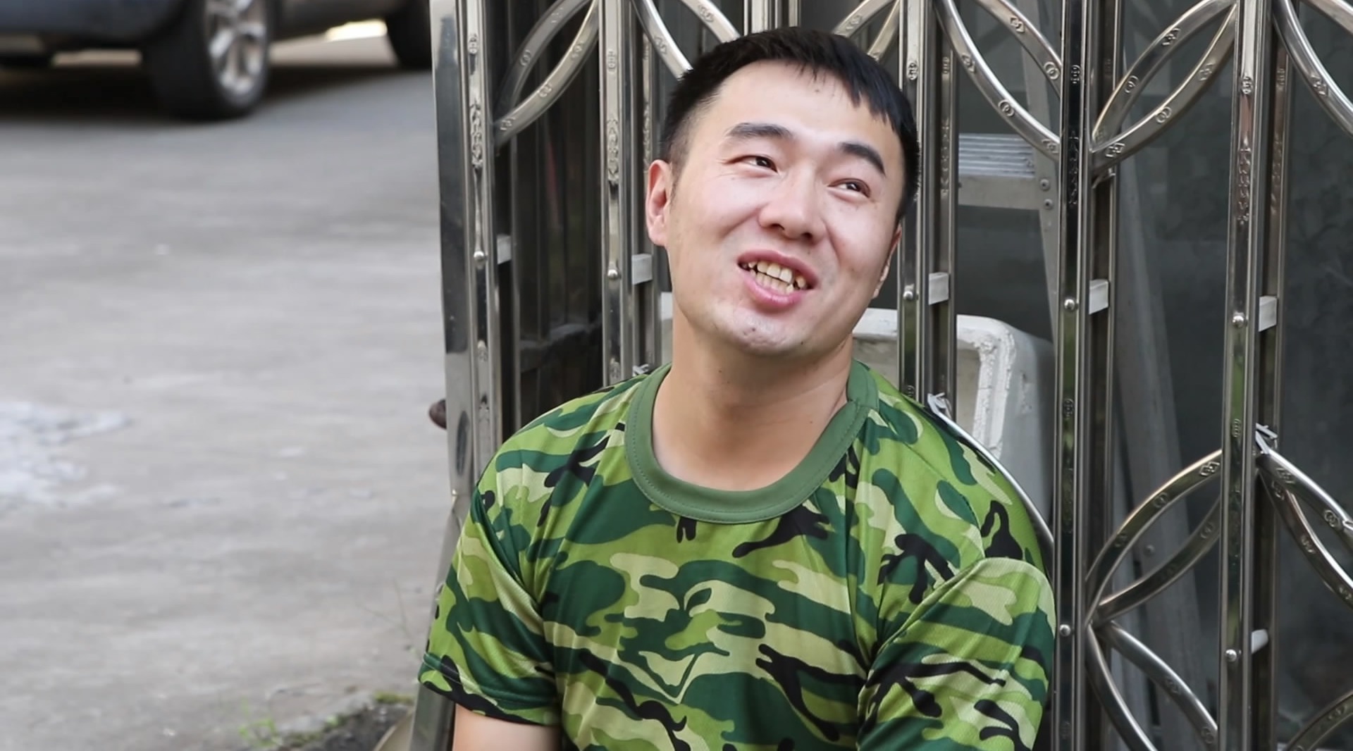 美女问了村里大傻几个问题,大傻的回答一个比一个经典