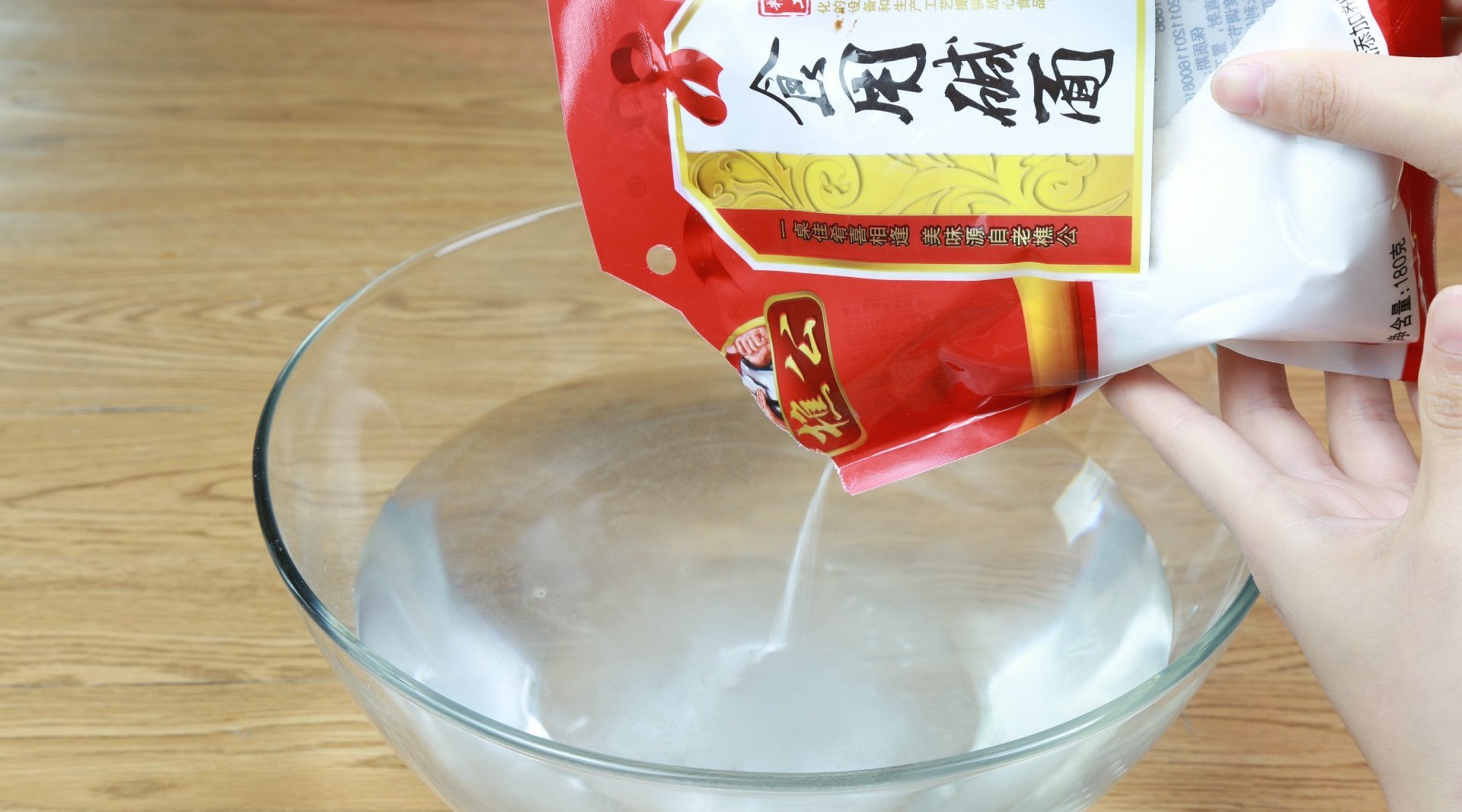 原来食用碱还有这样的妙用,厨房清洁用它就对