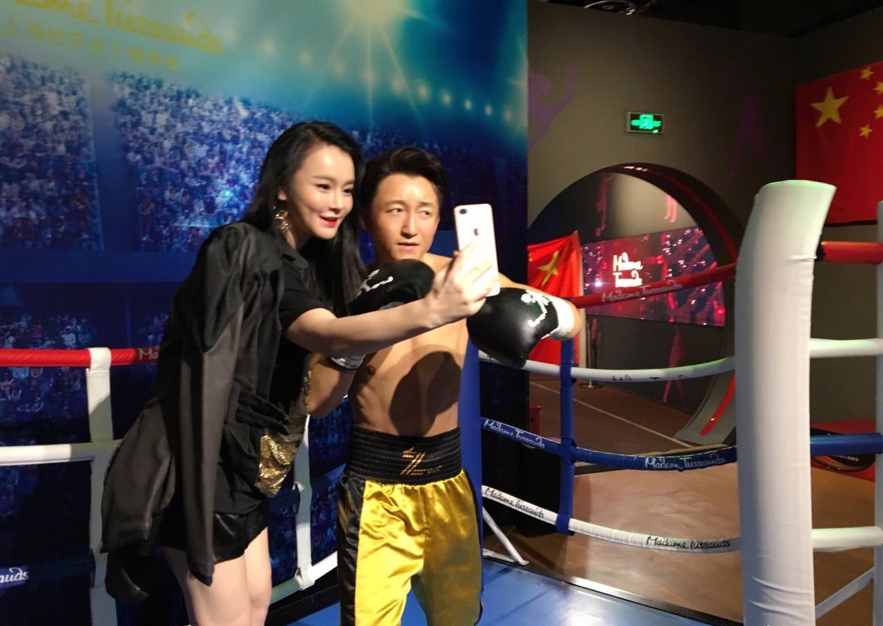 冉莹颖变迷妹与邹市明蜡型合影,可以以假乱真!