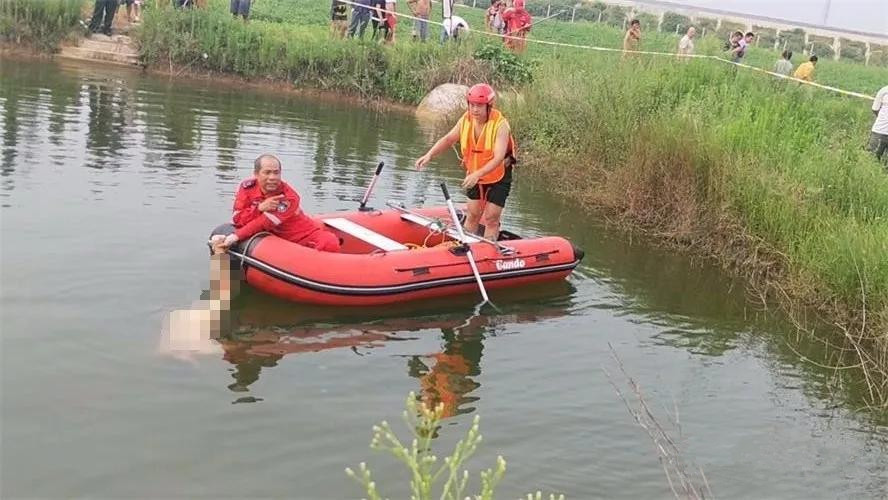 邓州一男子不慎溺水,救援队成功打捞上岸,但早已没有生命体征