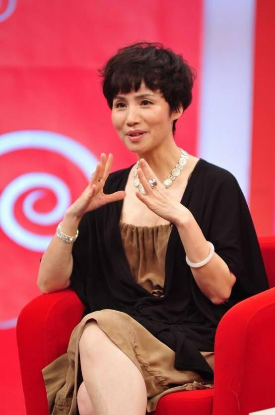 徐俐说,主持人的确是个让人羡慕也受人关注的职业,毕业生如果能分到