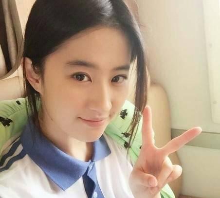 中国校服全世界最丑?no,no,no,一切只是因为你颜值不够!