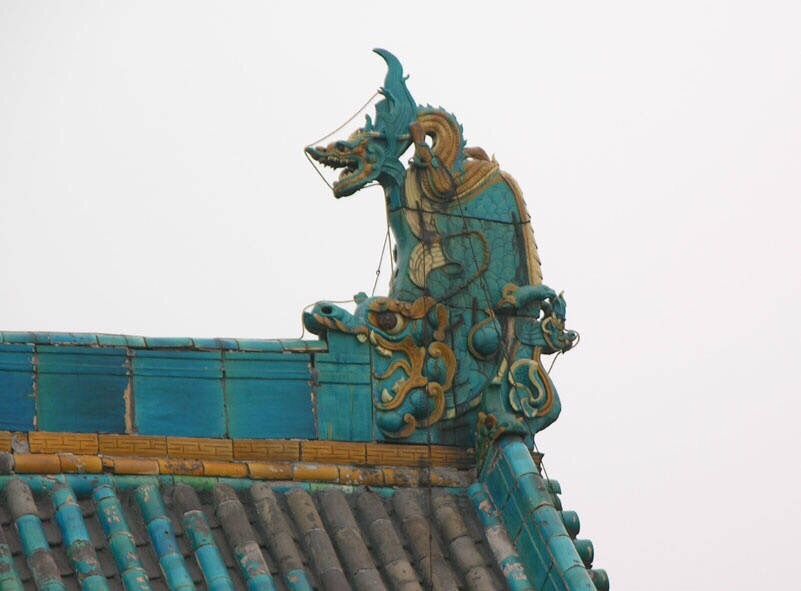 鸱吻,古人传说宫殿,庙宇等屋脊上装饰"龙吻兽"可避火灾,驱魑魅