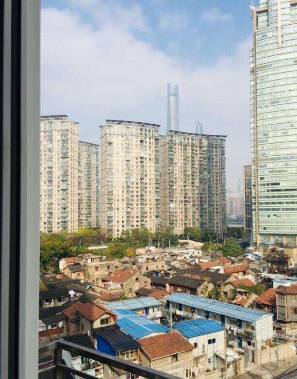 窗外的风景,可以看到被网友戏称为厨房三件套其中的上海环球金融中心