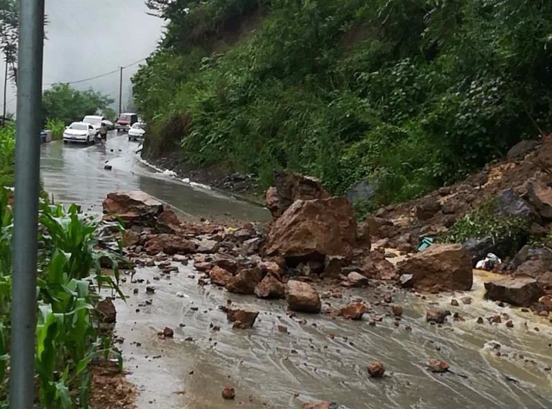 暴雨来袭陕西紫阳境内多条路段塌方中断