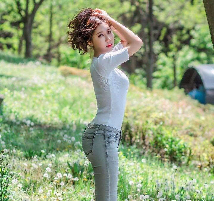 街拍:腿长白皙的妹子,身姿凹凸,休闲中穿出了时尚感!