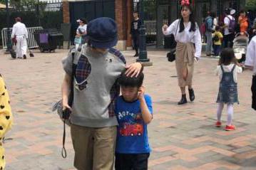 偶遇黄圣依安迪 黄圣依独自带安迪游迪士尼安迪全程黏在妈妈身边