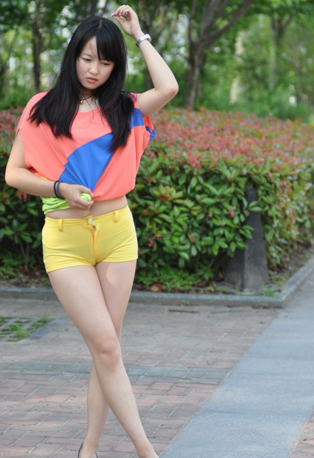 微胖美女巧搭短裤更加迷人