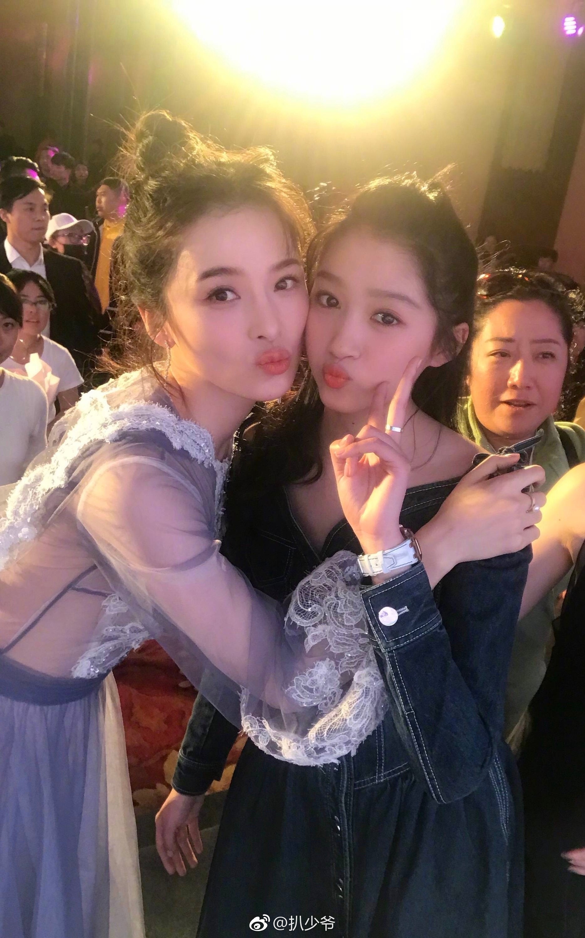 关晓彤和赵韩樱子合影172的身高明显被她比了下去