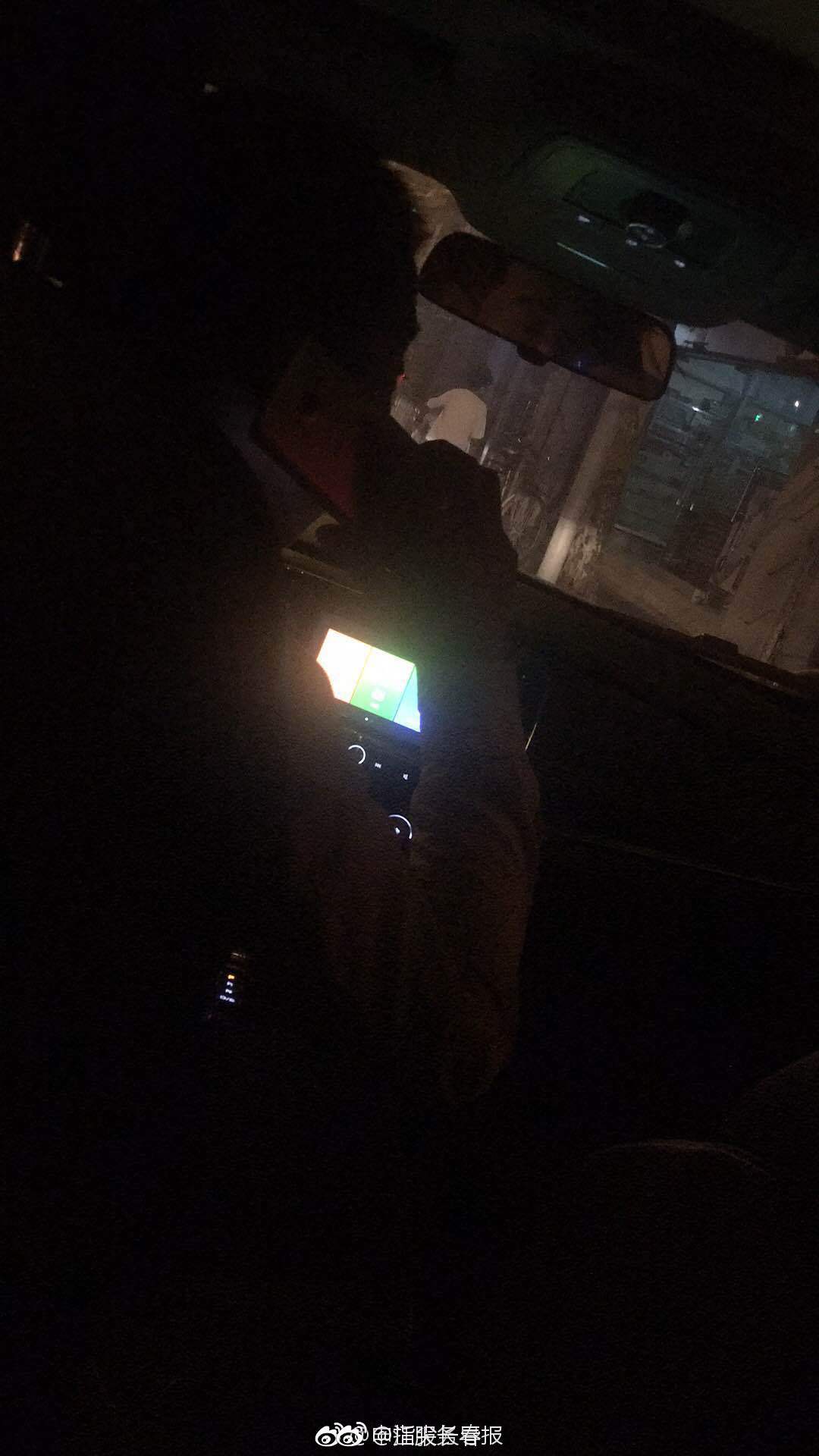上海一女乘客与朋友半夜滴滴打车被反锁车内