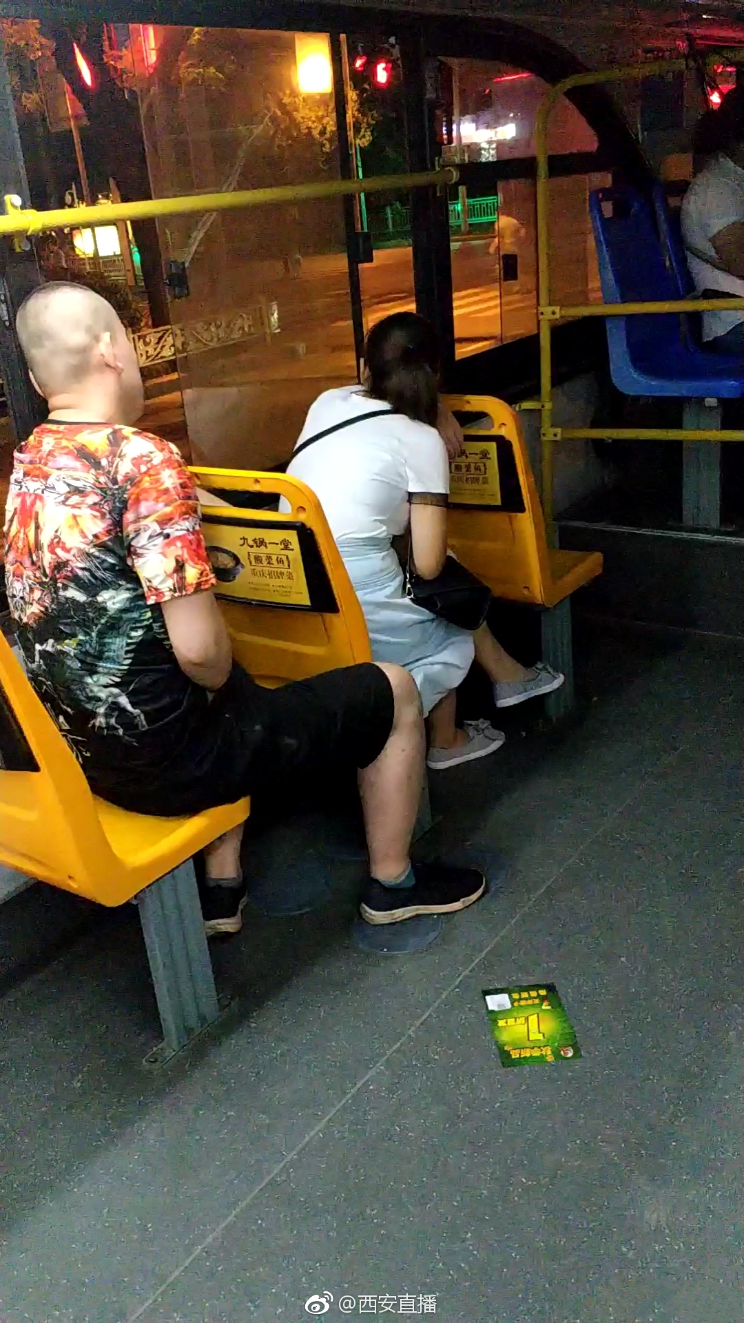 西安603路公交车上现一猥琐男