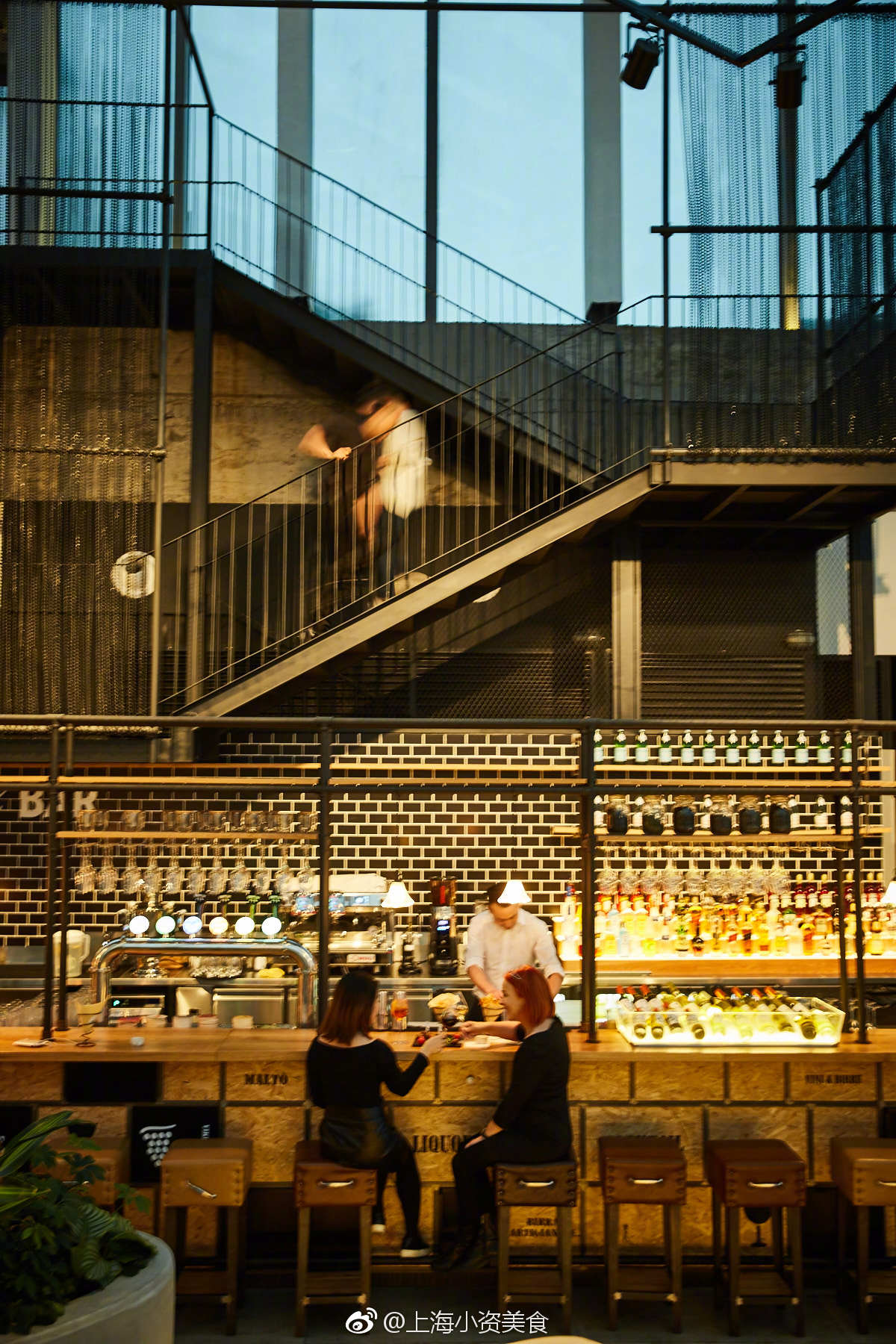 而且玻璃吊顶,超大落地窗,好光线好风景,让人心情都变舒坦啦!