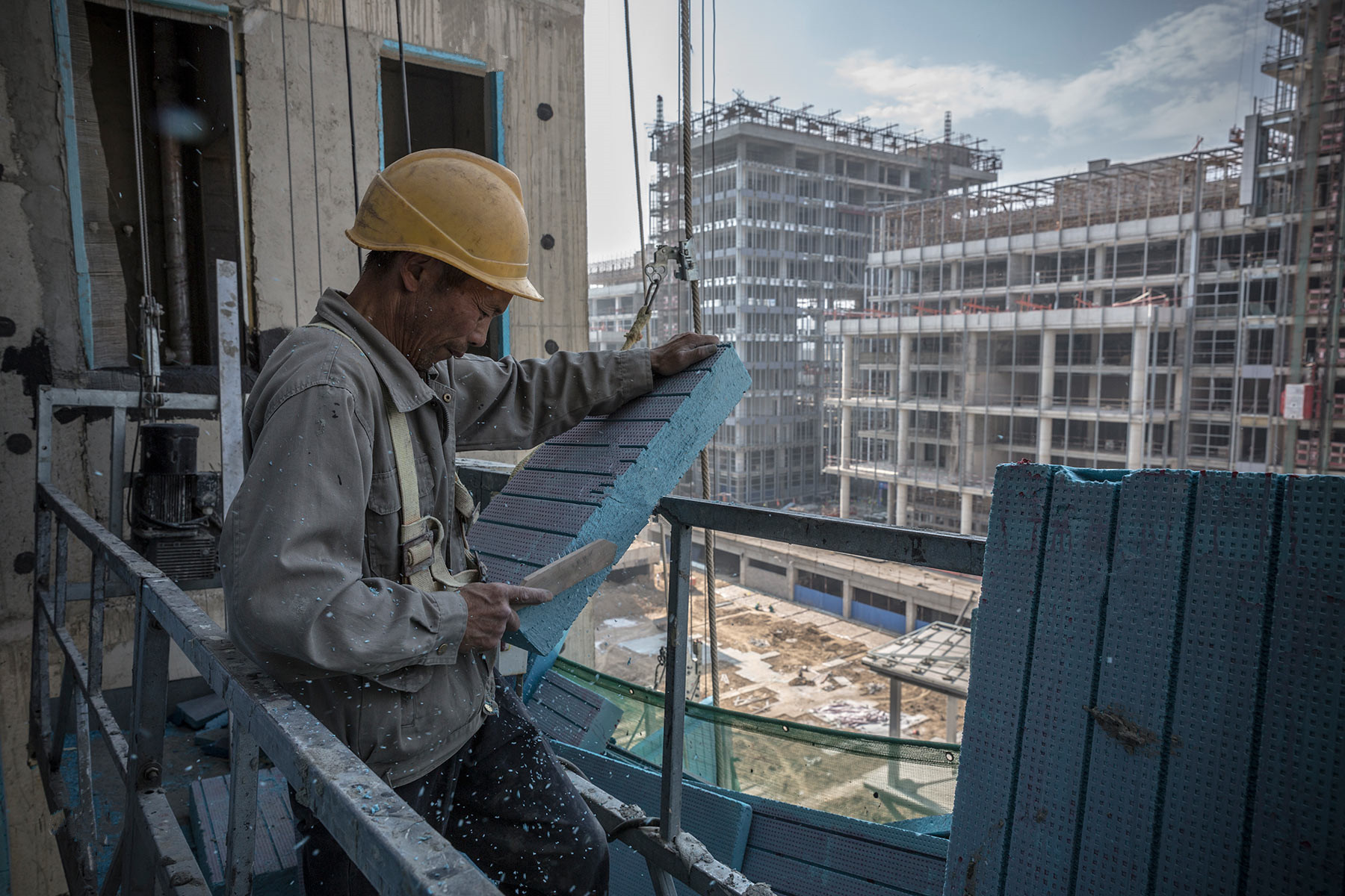 直击工地上的工人,条件艰苦却懂得知足,辛劳一生仍在社会底层!|农民工