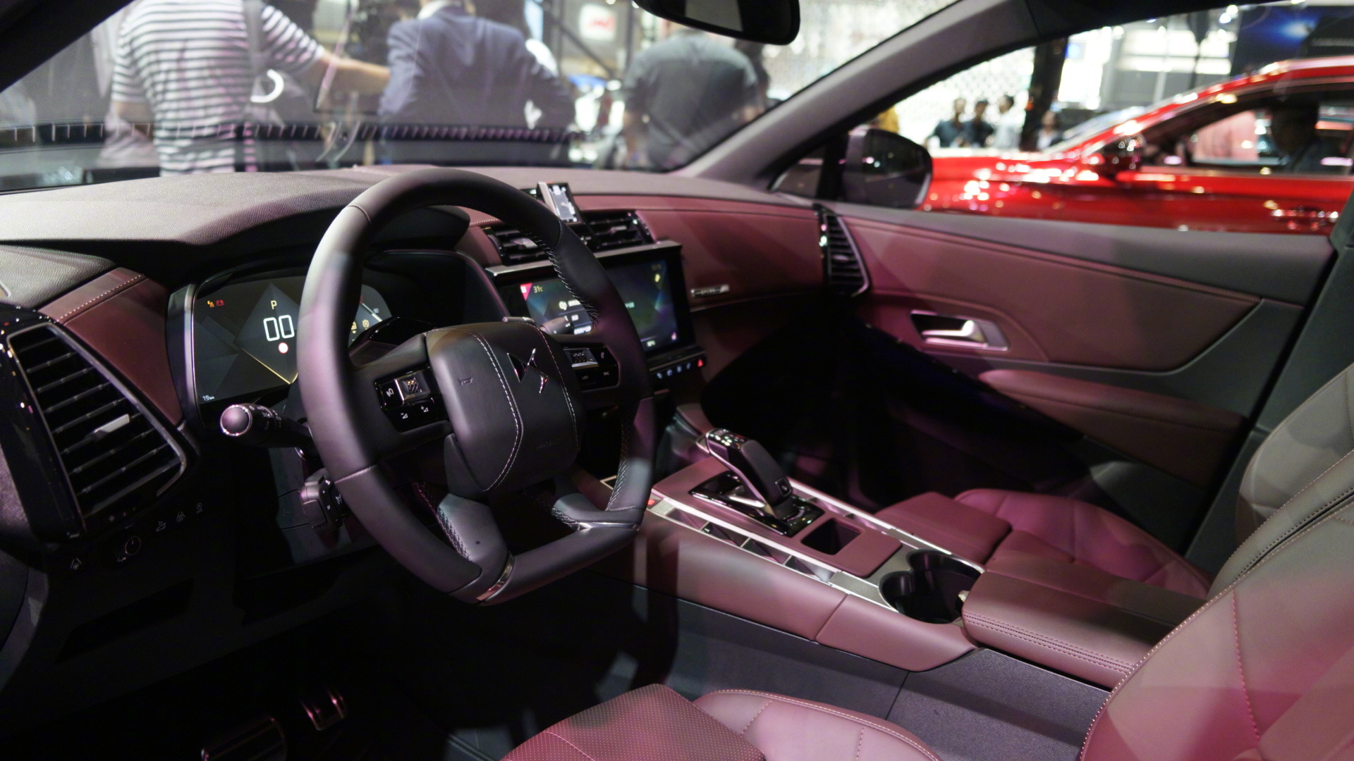 ds在成都车展推出了ds7运动版和歌剧院波多尔红内饰版此前