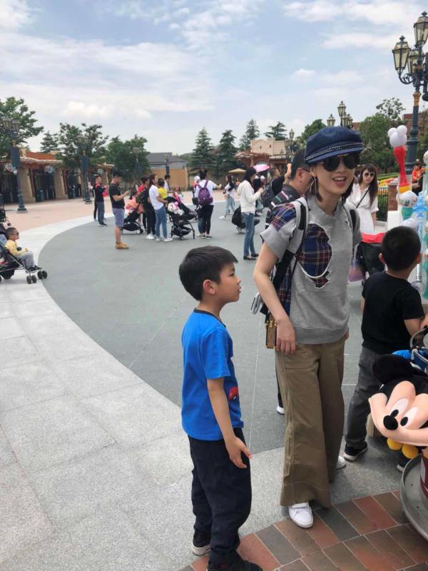 黄圣依独自带儿子在迪士尼游玩被拍 安迪不开心全程黏在妈妈身边
