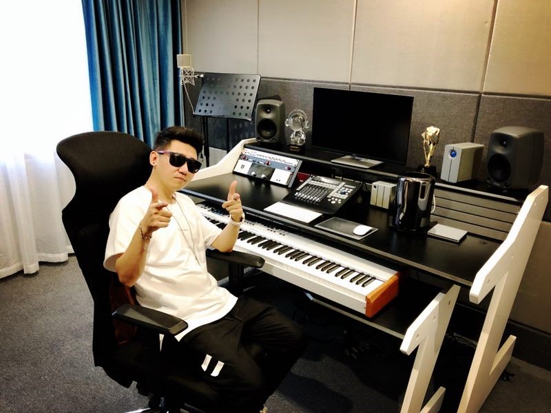 王绎龙开办电音培训机构 生日获赠马莎拉蒂超跑