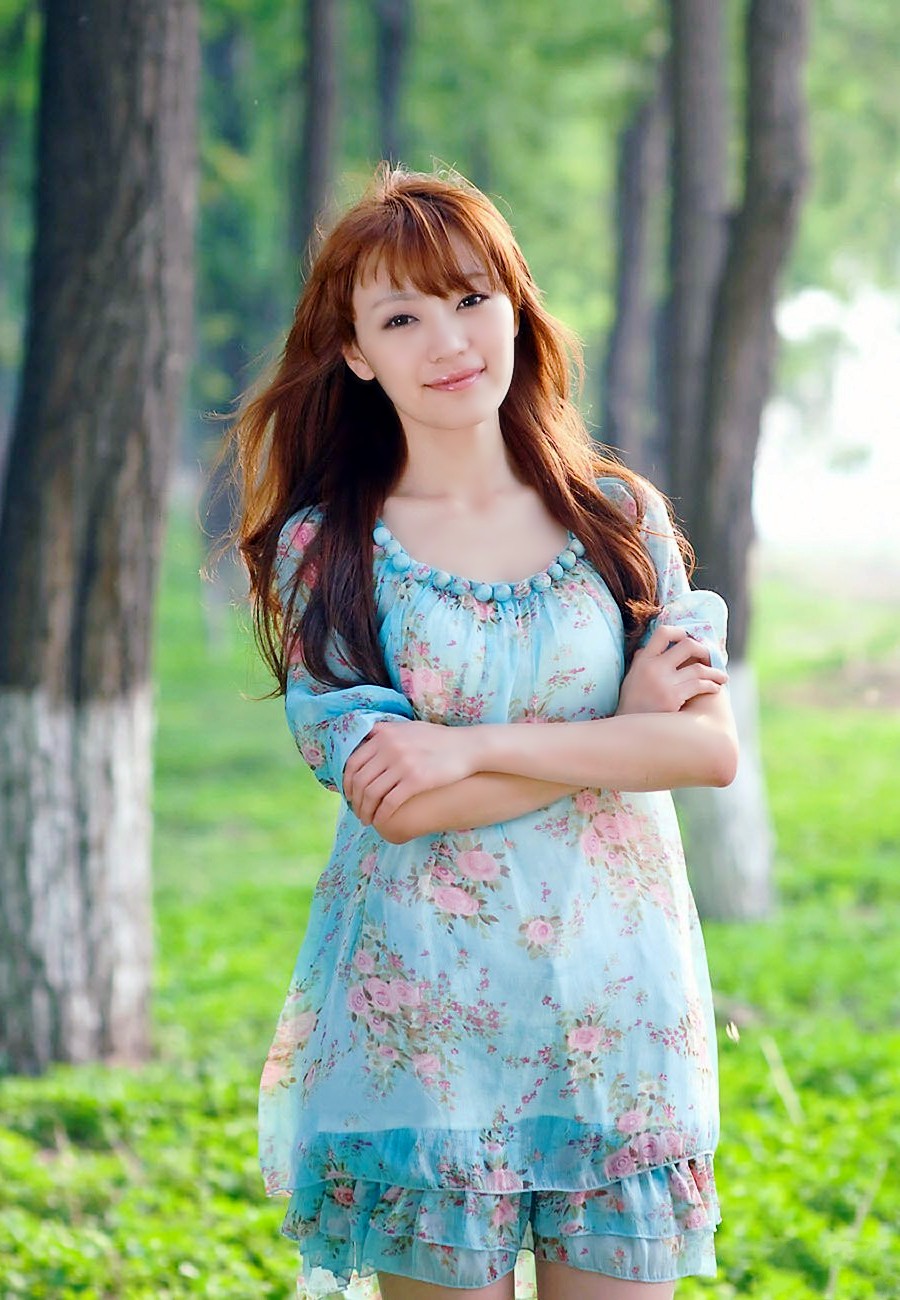 美景树丛边一个秀发飘逸的清甜长发姑娘_新浪看点