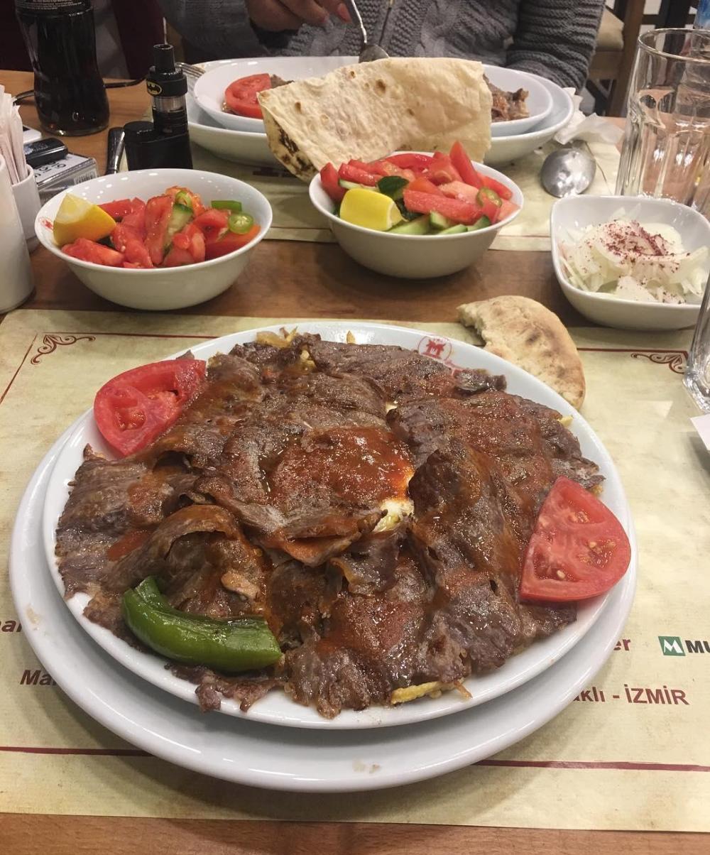 称足重量后加入面包,加上洋葱,西红柿片,和青菜包好就是土耳其的doner