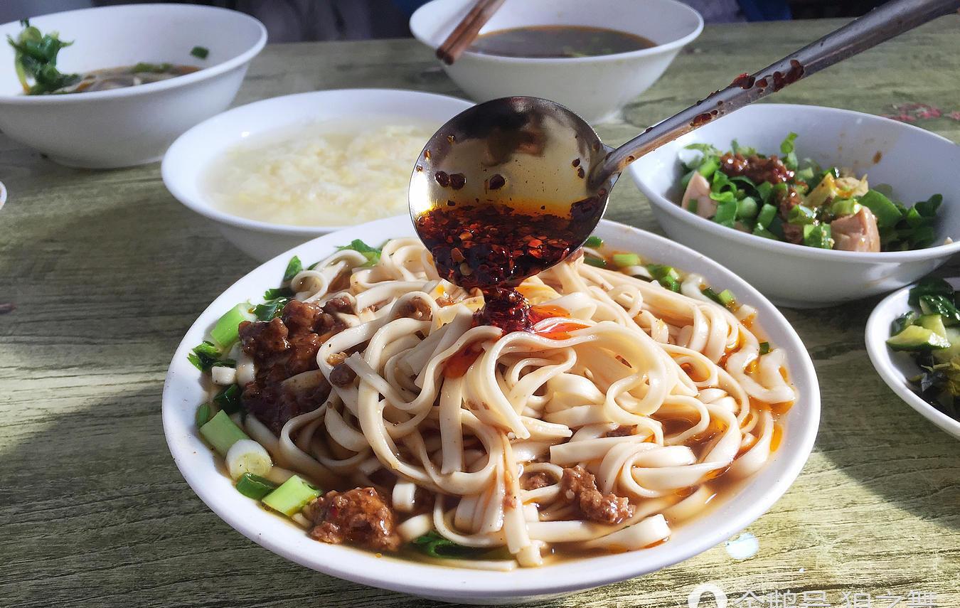 这碗麻辣面, 顾客一天喝光几百碗, 排队也要吃