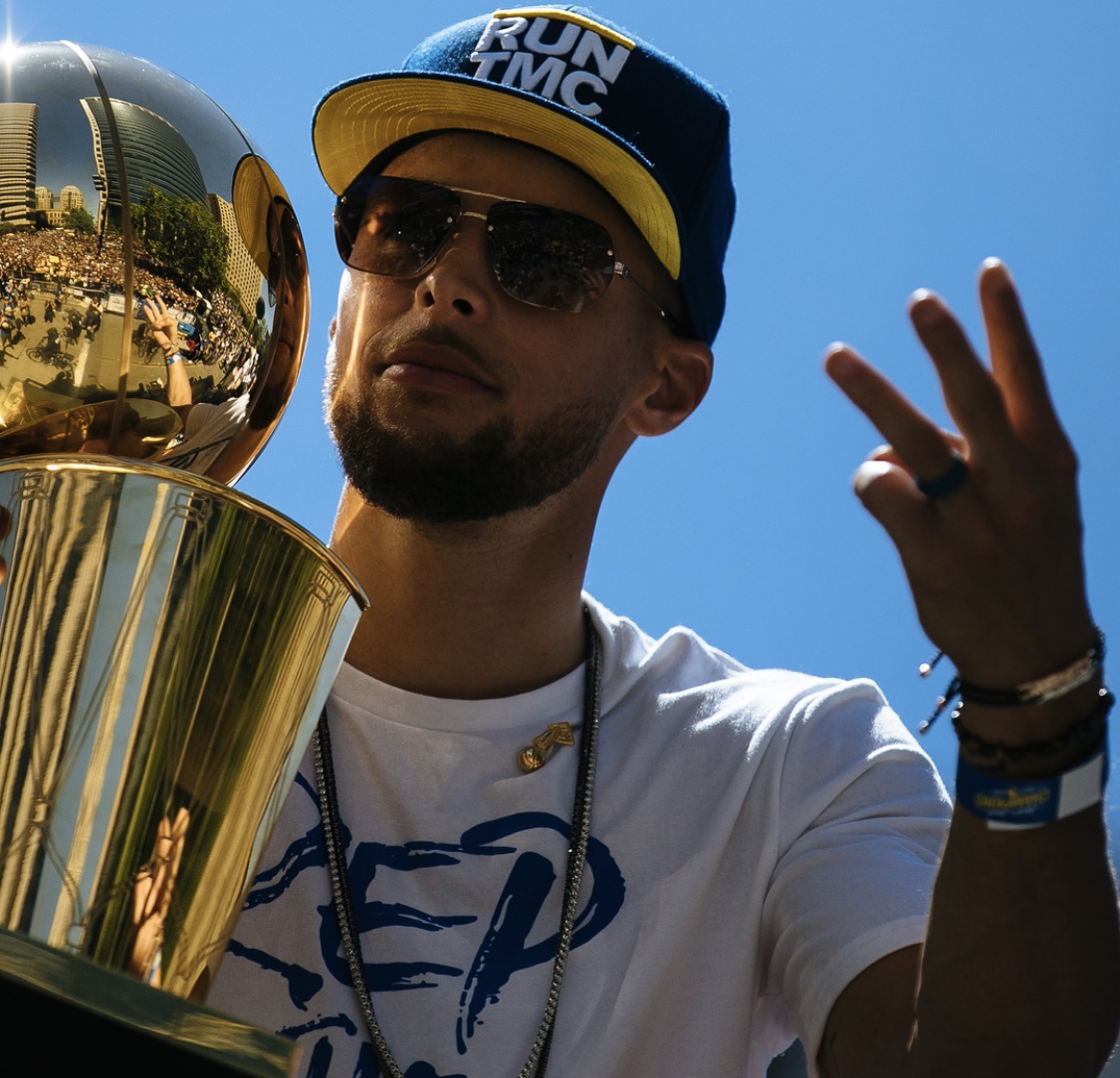 抱着冠军奖杯的库里在的金光衬托下这一组图灰常帅有木有