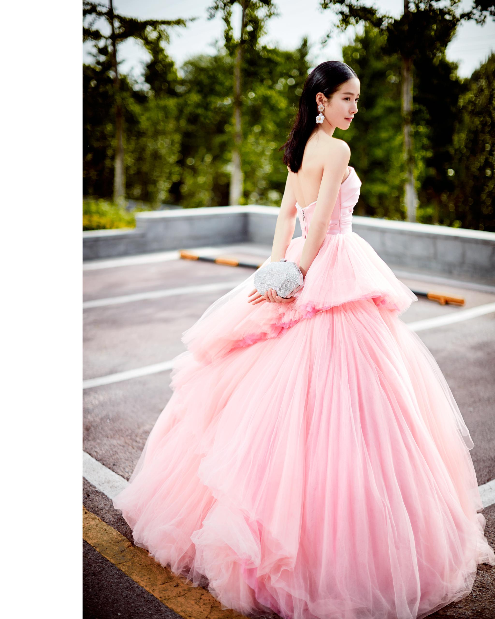 一袭嫩粉色宝塔蓬裙,一身白色点珠及踝长裙,春末浪漫,夏初清新
