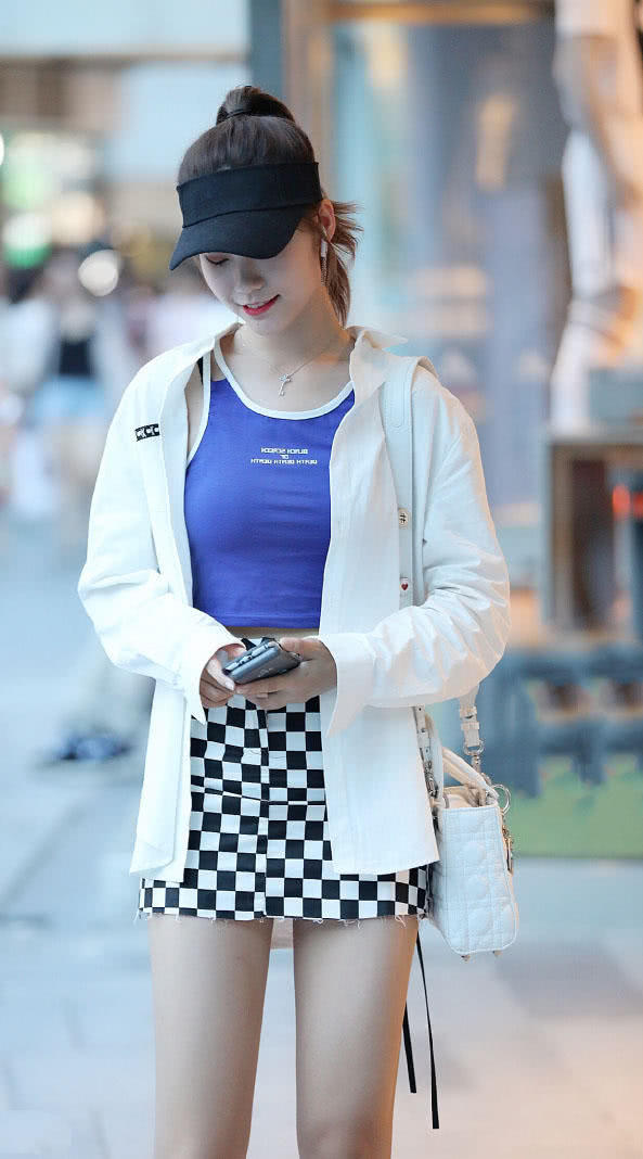 走在街上一双长腿格外的迷 在街上遇见一位一看就是要去约会的小姐姐