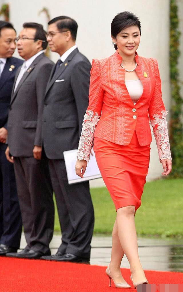 穿上裙子的英拉更有魅力6张泰国前美女总理英拉的裙装照