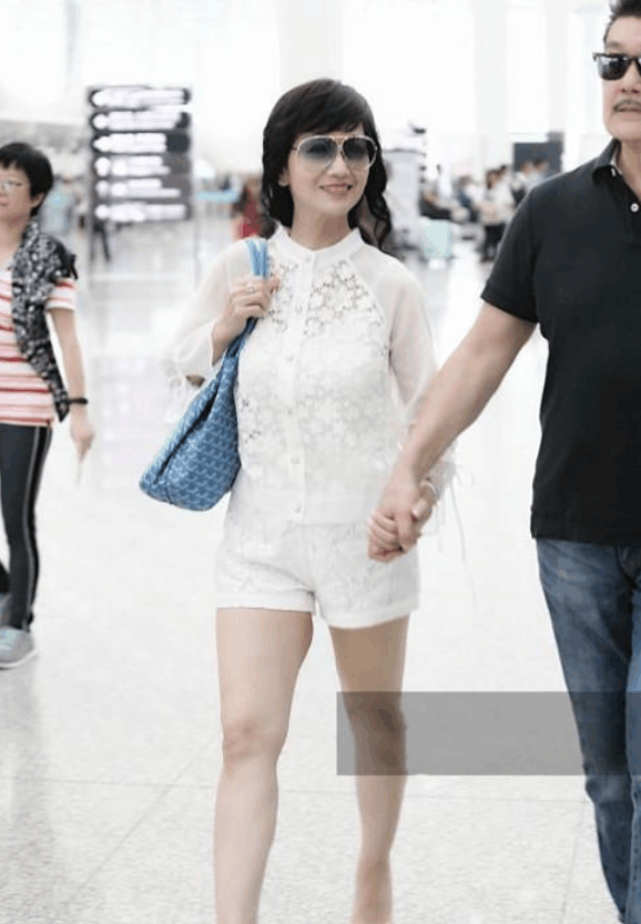 赵雅芝真当自己是少女? 68岁穿白色蕾丝短裤, 臀部以下太"不堪"