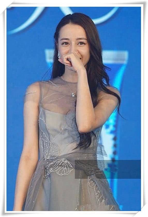 热巴穿公主裙现身活动,意外曝光未p图,网友:太幻灭了!