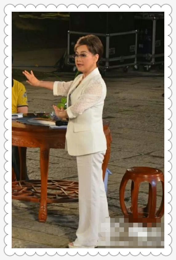 李谷一逆天啦73岁还踩高跟鞋走机场网友赵雅芝都没你疯狂