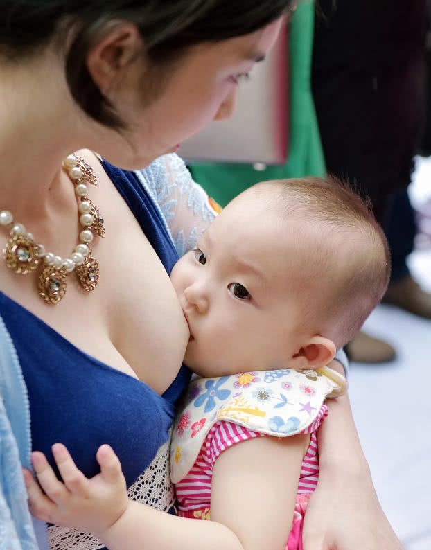 一群年轻的妈妈大街上哺乳,是炒作还是母爱?