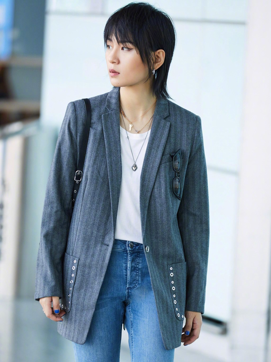 周笔畅一头利落短发碎碎的,妆容清淡偏向中性风,搭配上演的眼线妆容