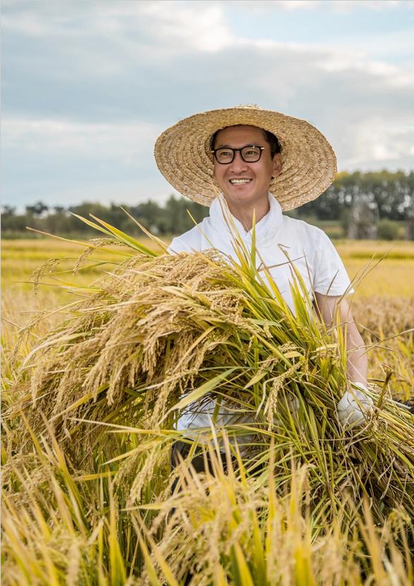 "尔康"过上农民生活!脚踩雨靴头戴草帽接地气,挥起镰刀割稻谷