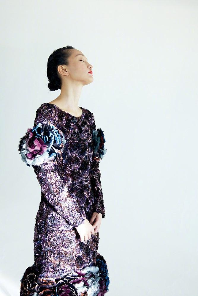 周迅时尚大片切换冷艳复古与文艺, 有个造型像没腿的蚕宝宝