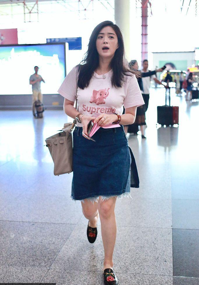 蒋欣休闲装扮现身用力过猛170的身高穿成150瘦30斤成迷显粗壮