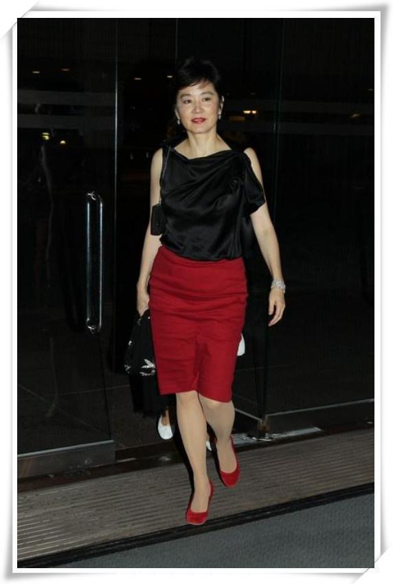 林青霞不服老戴顶绿帽子就走机场网友64岁也疯狂