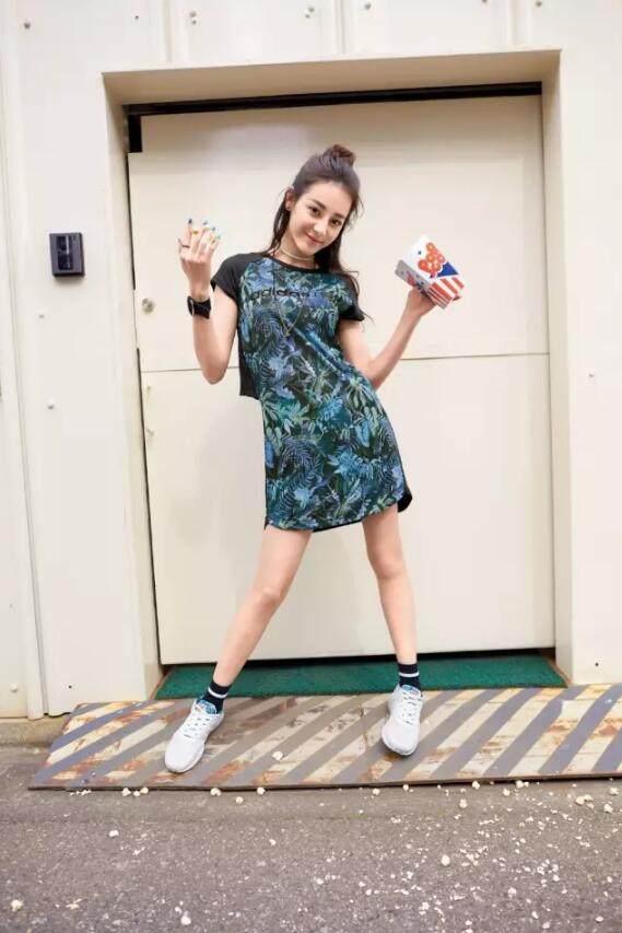 这个春夏千万不要学习杨幂,热巴与祖儿这样穿,容易太美!