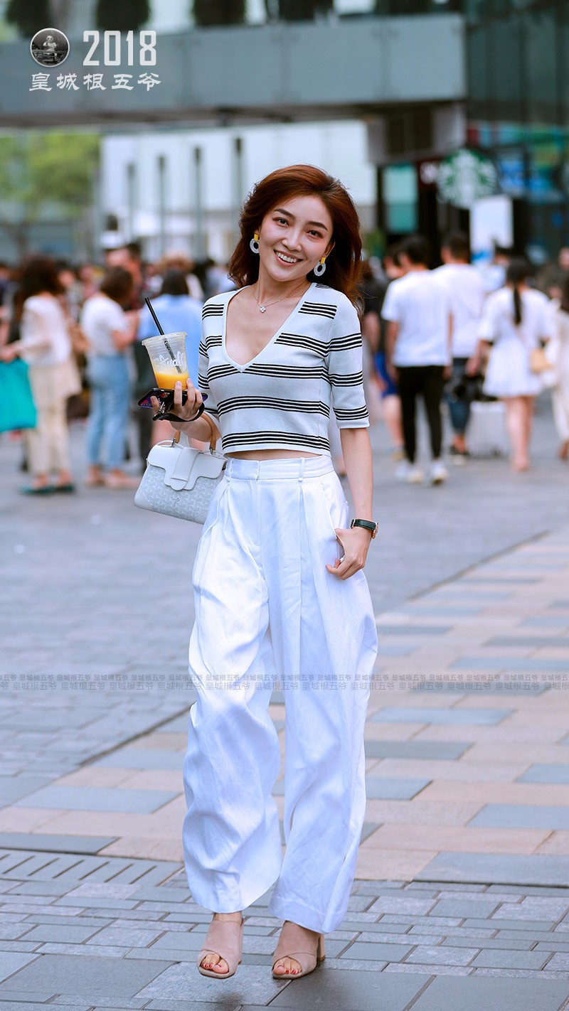 街拍炎热的夏天女人穿衣就是应该多姿多彩的