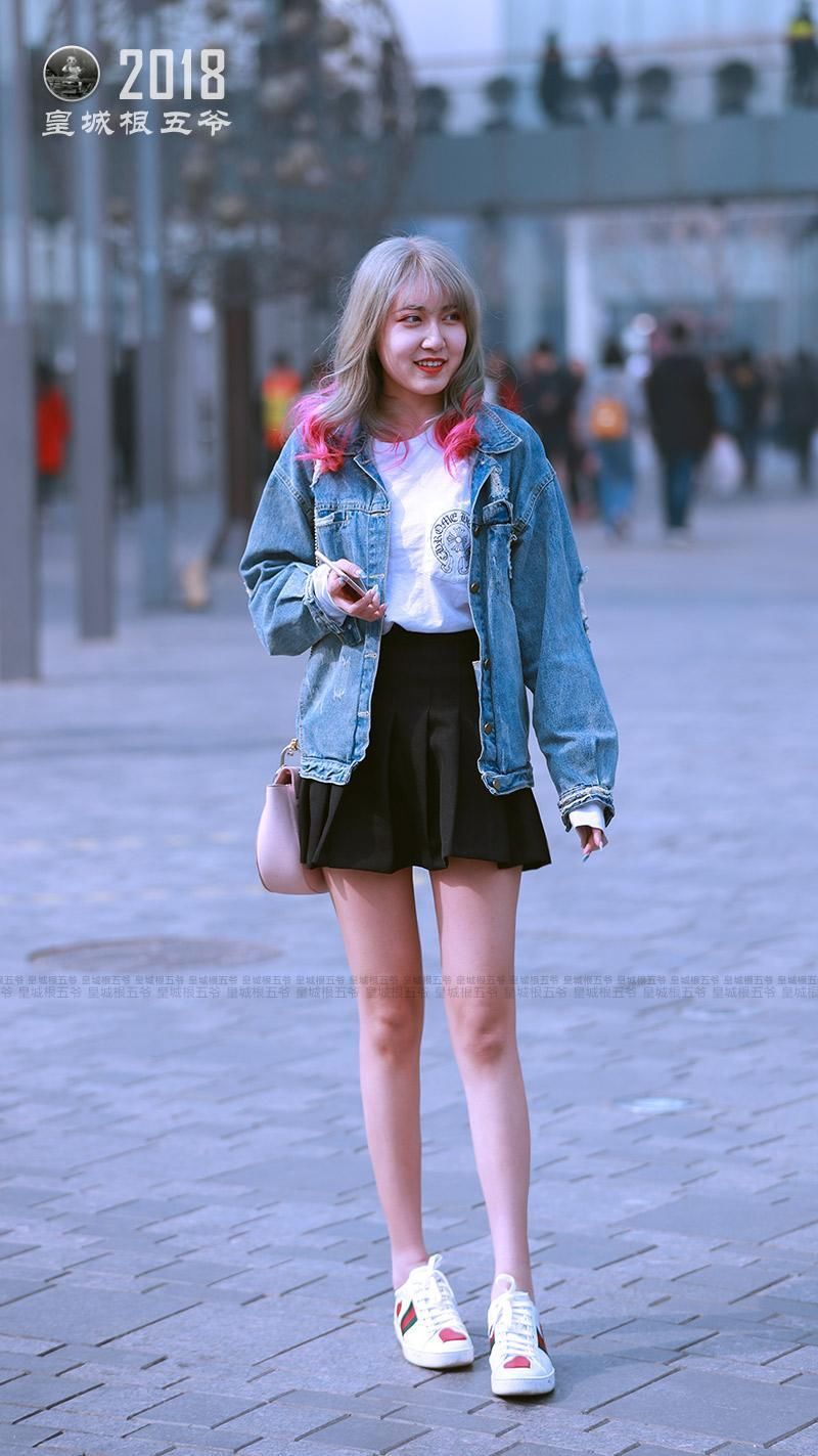 街拍:三里屯春季潮拍让时尚美女们更懂得服装搭配!