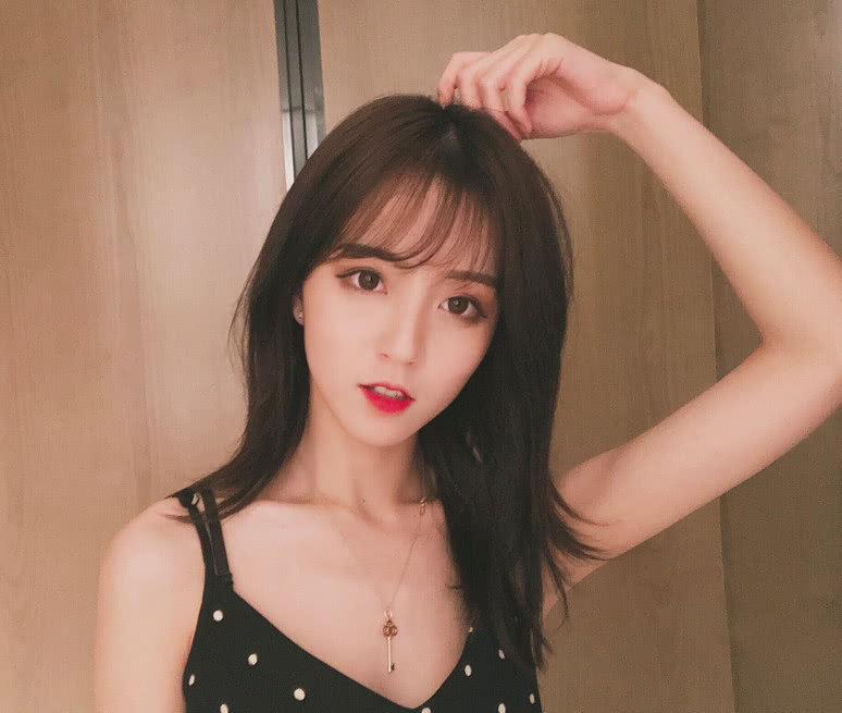 莉哥照片自拍和他拍,差距大的判若两人!网友:说好的大长腿呢?