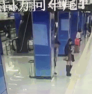 变态!猥琐男光天化日下偷拍女孩裙底!夏天,菇凉们一定要学会