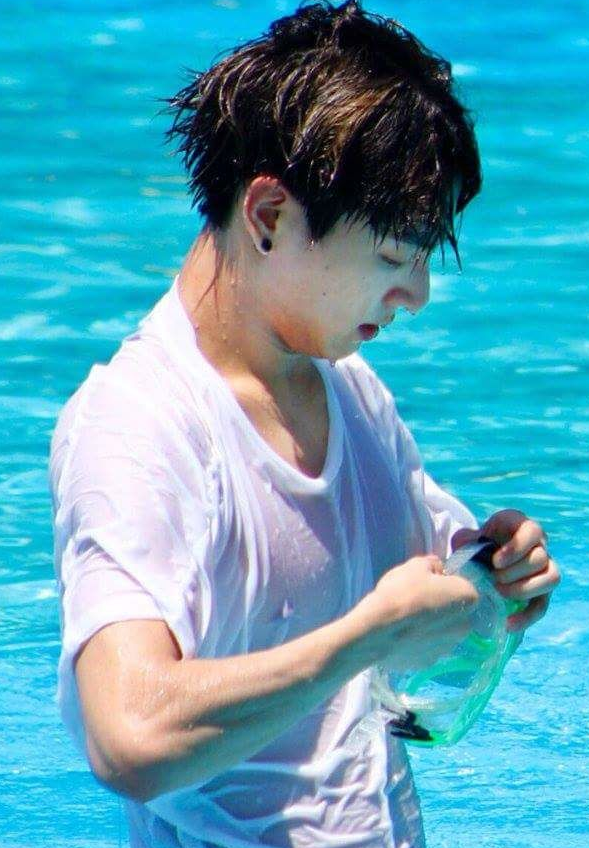 防弹少年团刚刚成年的柾国把人活生生变肉体饭,满屏结实的肌肉