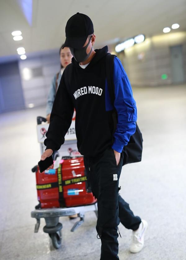 文章街拍拼色卫衣搭配工装裤 飞跃球鞋复古国潮