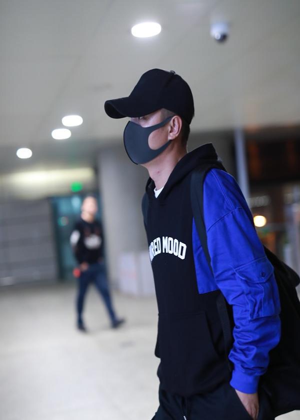 文章街拍拼色卫衣搭配工装裤 飞跃球鞋复古国潮