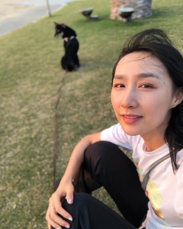 雷佳音爱妻晒女儿近照,母女俩人似姐妹,33岁娇妻美成少女!