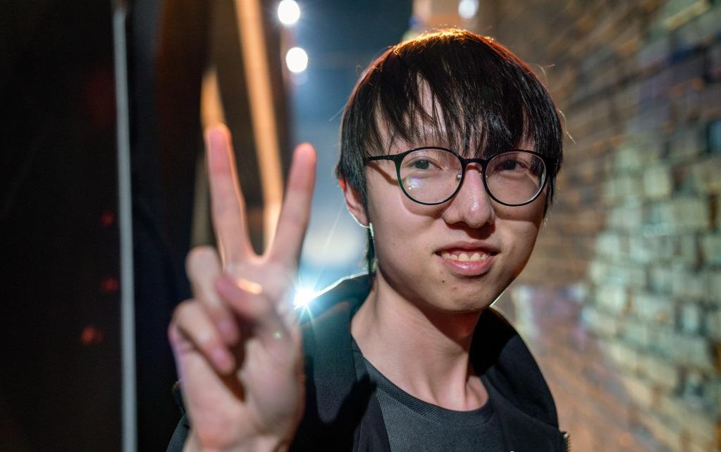 姿态解说rng夺冠骚话集锦: 小花生carry了我们