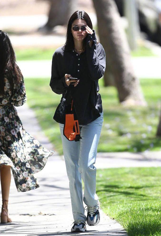 肯豆kendalljenner和绯闻男友本西蒙斯bensimmons在洛杉矶秘密午餐