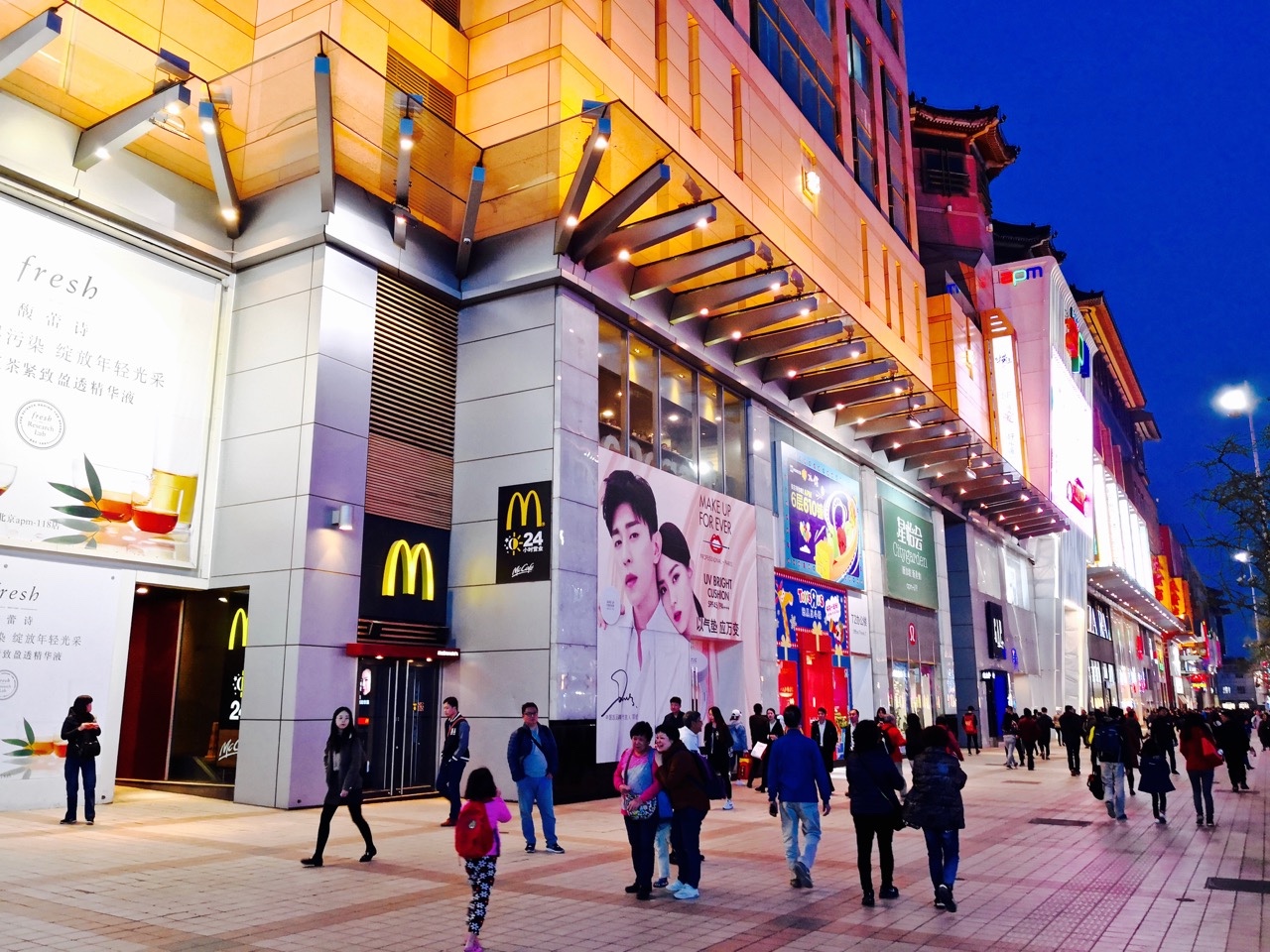 瑟图| 北京王府井的夜色真美|王府井|夜色|北京|大街|拍照_新浪新闻