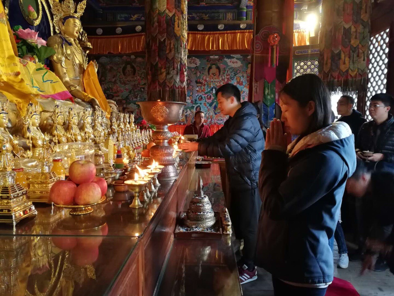 虔诚的藏民彻夜排队, 只为进大昭寺朝拜最神圣之所在