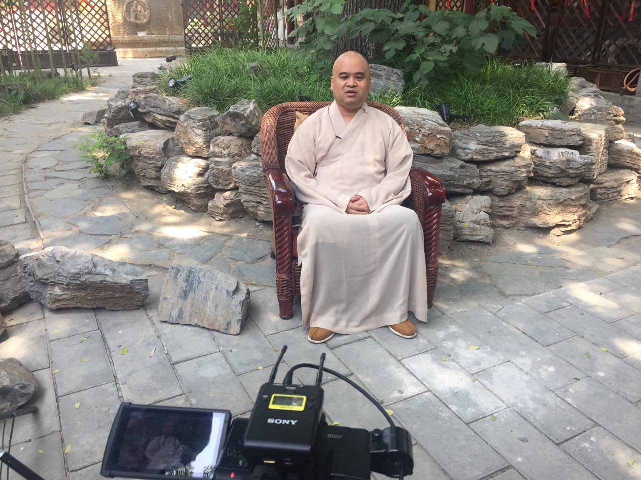 佑胜教寺住持上然下教大和尚正在录制佛学网佛系人生栏目
